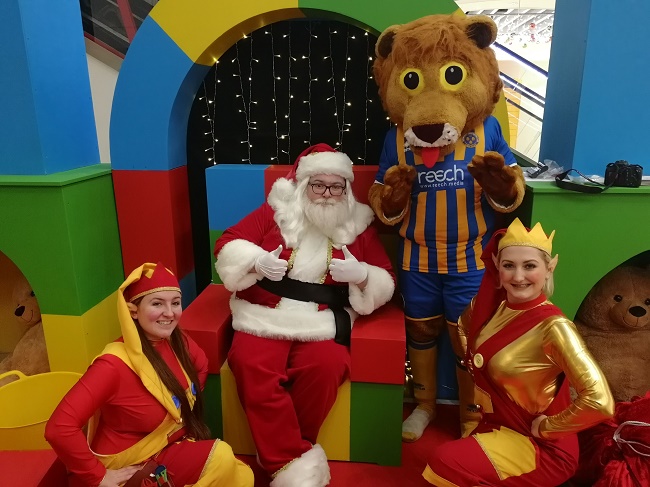 Lenny the Lion with Santa and his elves in the Darwin Centre grotto