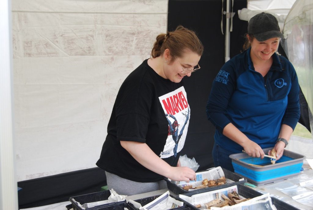 Student volunteer Lara Foulkes and myself washing the finds. Photo by Claire McManmon.